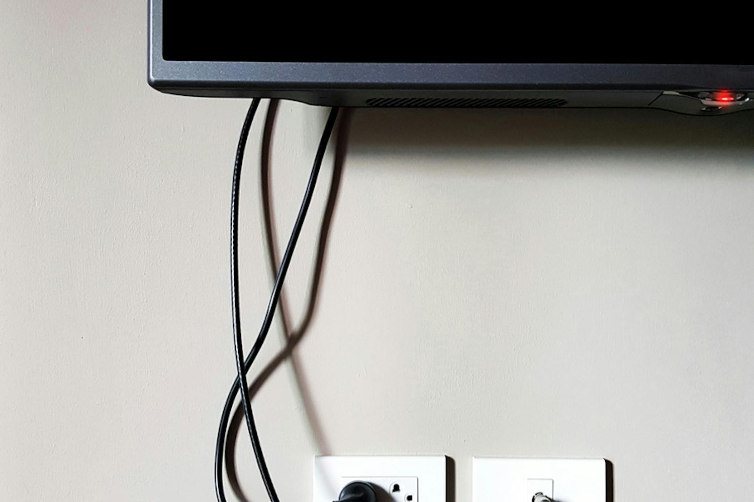 Ibland kan man nöja sig med att göra det enkelt. Med buntband, kabelklamrar och kabelspiraler kan du faktiskt göra en hel del för att få ordning på röran. Ibland kan man nöja sig med att göra det enkelt. Med buntband, kabelklamrar och kabelspiraler kan du faktiskt göra en hel del för att få ordning på röran.